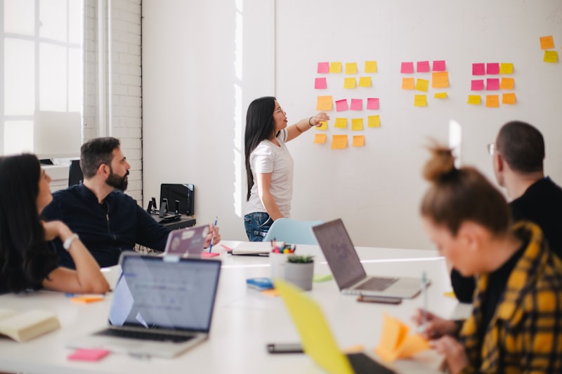 Team erarbeitet eine Content-Strategie für AI Citation und Answer Engine Optimization